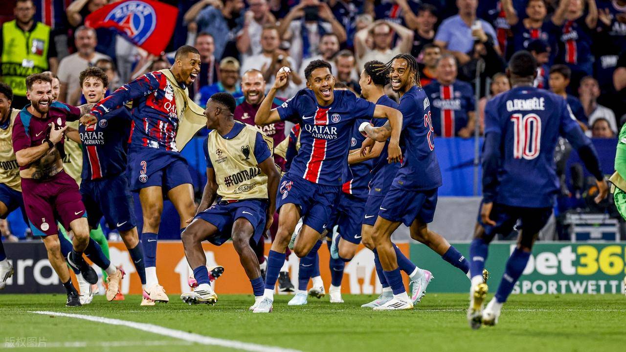 巴黎圣日耳曼围绕欧冠回应争议赛后曼联调整名单以备英超，媒体一致点评：清晨瓦伦西亚复出首秀